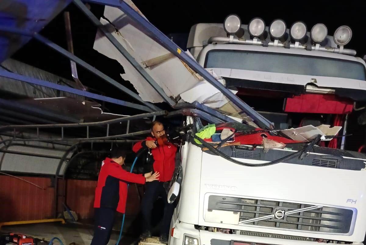 Mersin\'de Tır Sürücüsü Korkuluk Demirine Sıkıştı