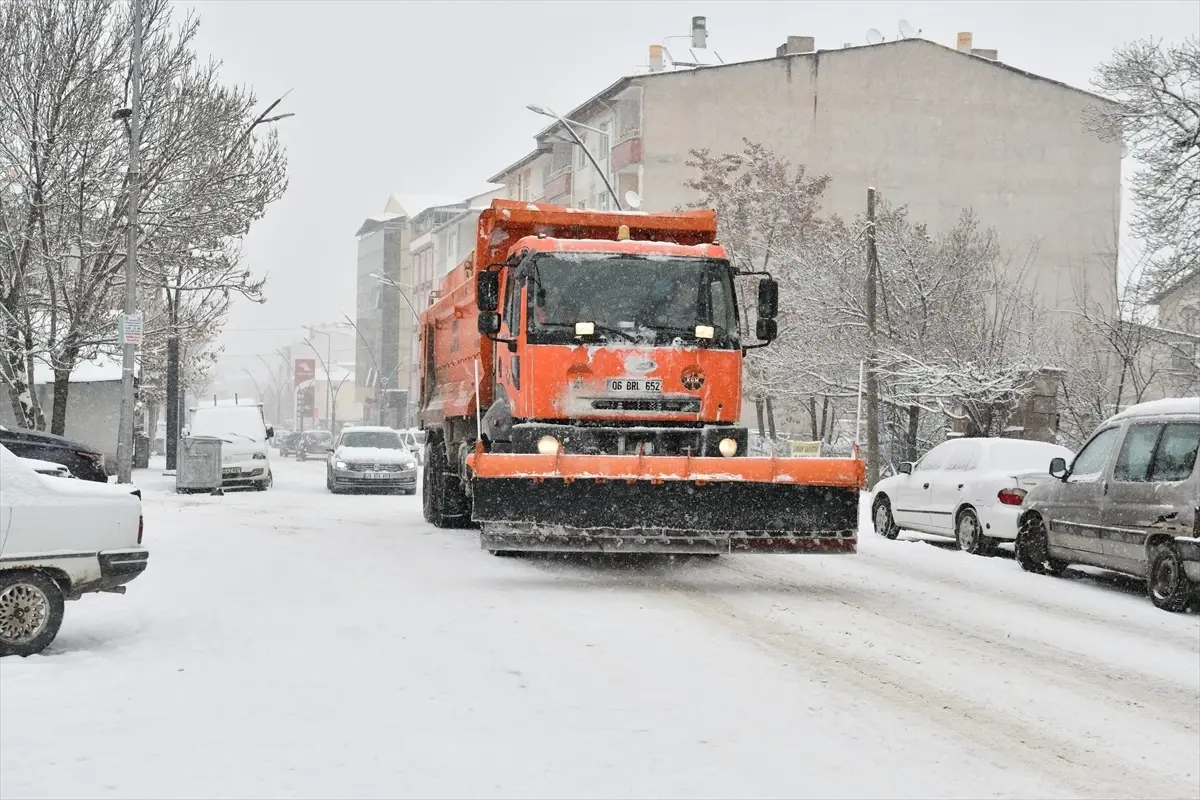 Kar Yağışı Yolları Kapattı