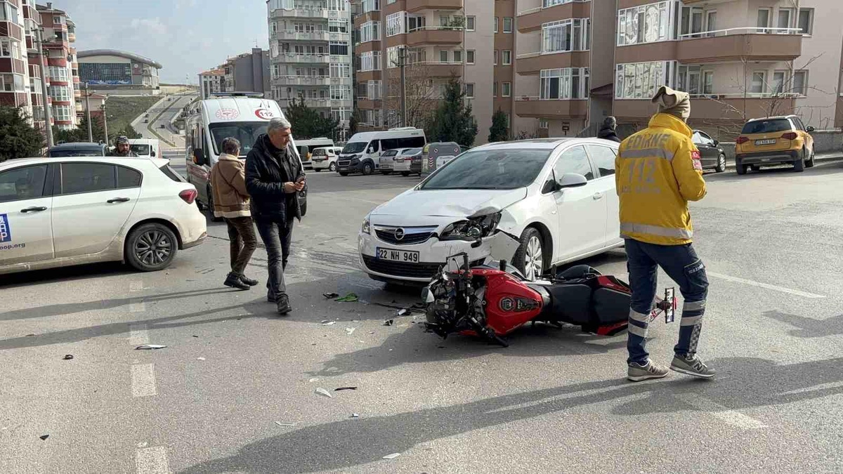 Edirne\'de otomobille çarpışan motosikletli yarandı