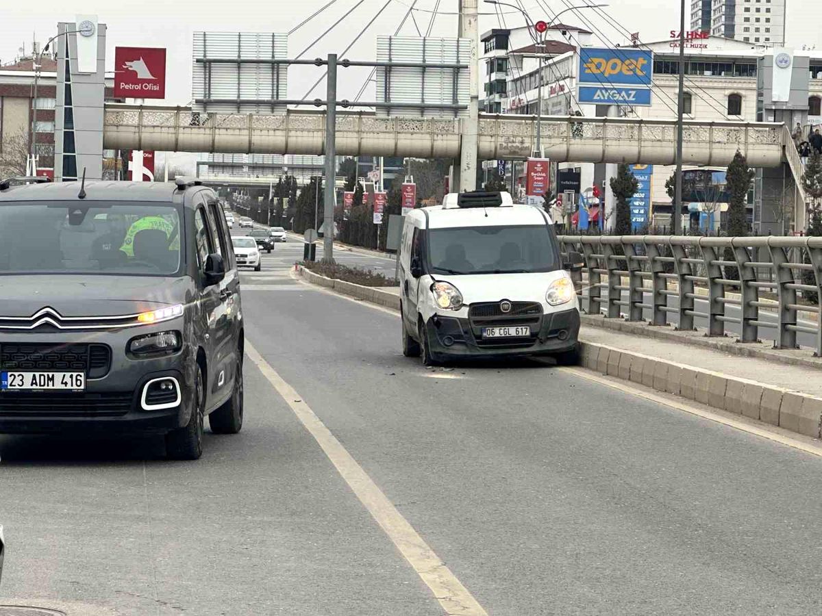 Elazığ\'da Trafik Kazası: Maddi Hasar