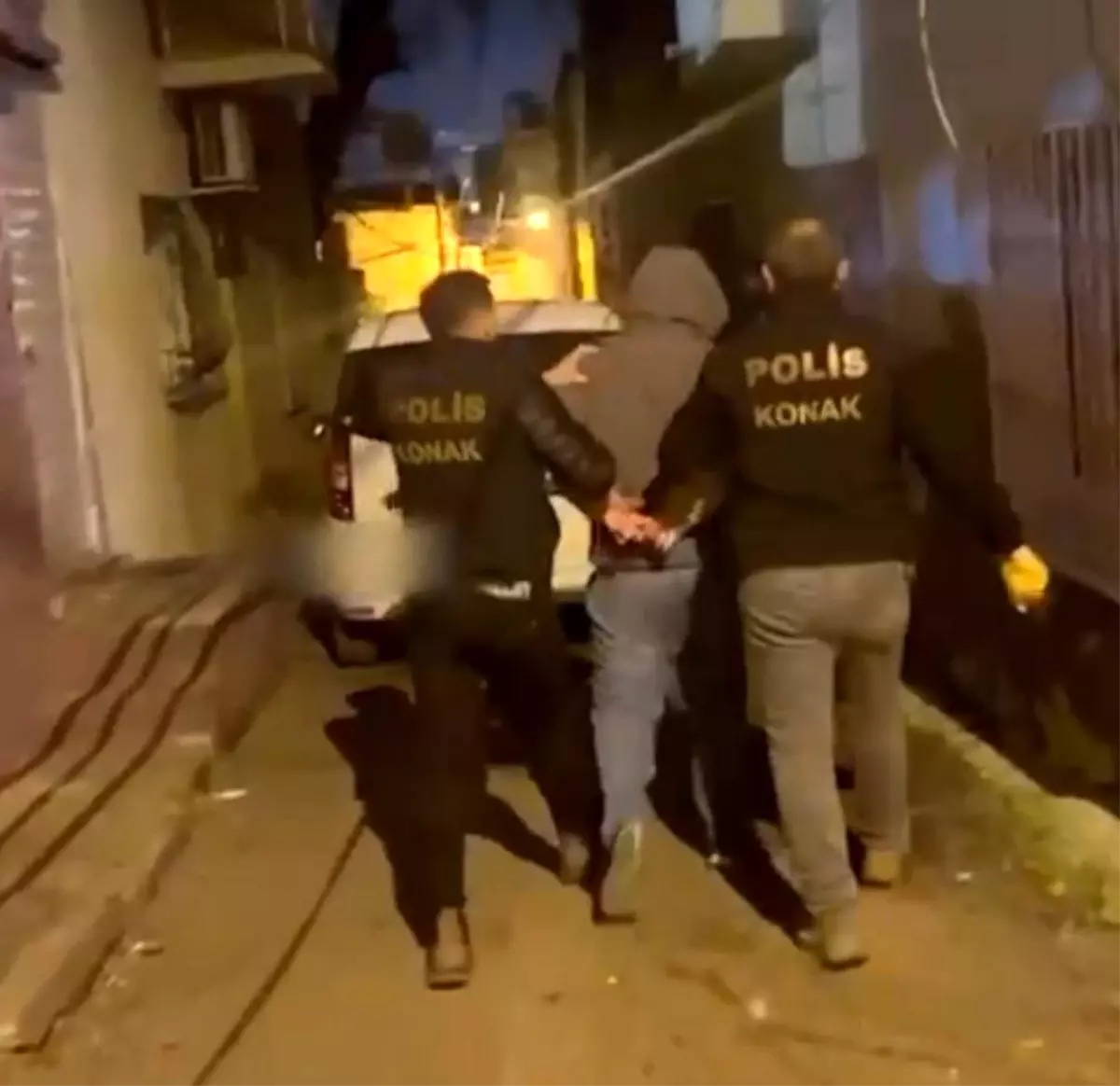 İzmir\'de Uyuşturucu ve Silah Operasyonu