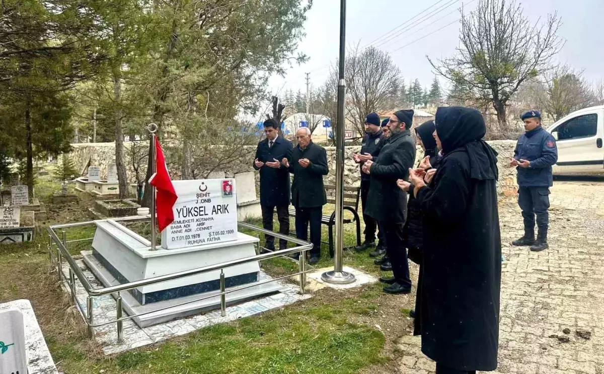 Hisarcık\'ta şehit asker Arık, mezarı başında anıldı