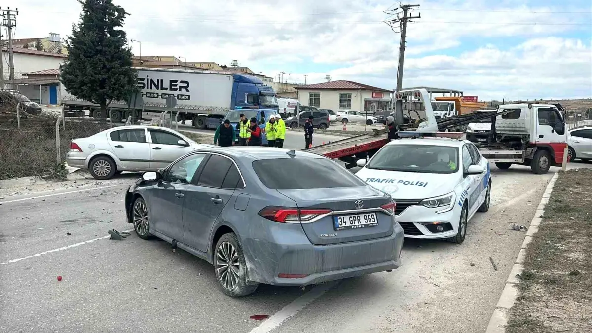 Uşak\'ta Trafik Kazası: İki Sürücü Yaralı