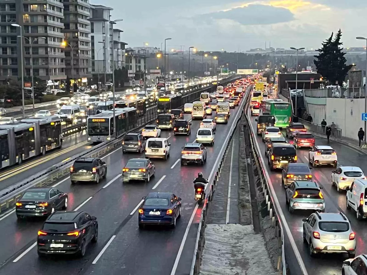 İstanbul\'da Kar Yağışı Sonrası Trafik Yoğunluğu Yüzde 80\'e Ulaştı