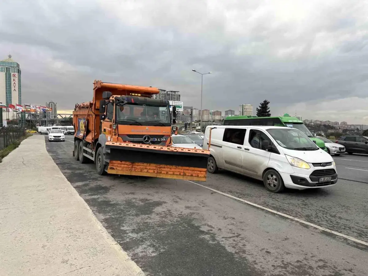 İstanbul\'da Kar Küreme Araçları Hazır