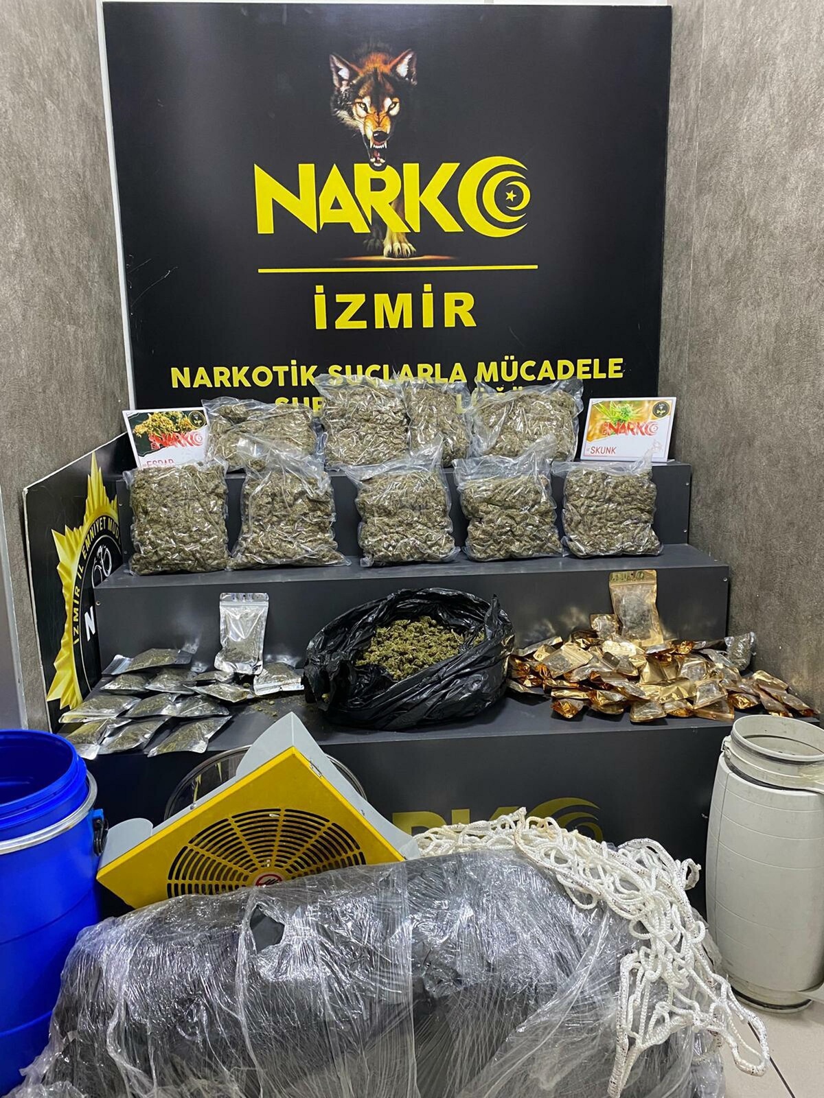 İzmir\'de Uyuşturucu Operasyonu: 10 Kilo Esrar Ele Geçirildi