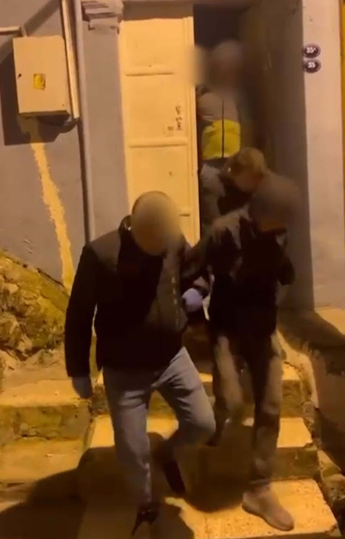 İzmir\'de Uyuşturucu ve Silah Operasyonu: 3 Gözaltı
