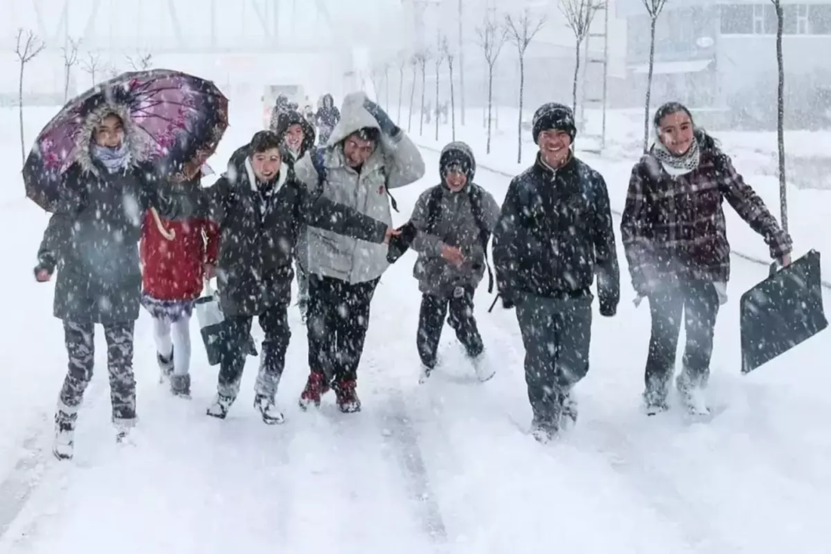 Kar yağışı yurdu esir aldı, 20 ilde okullar tatil edildi