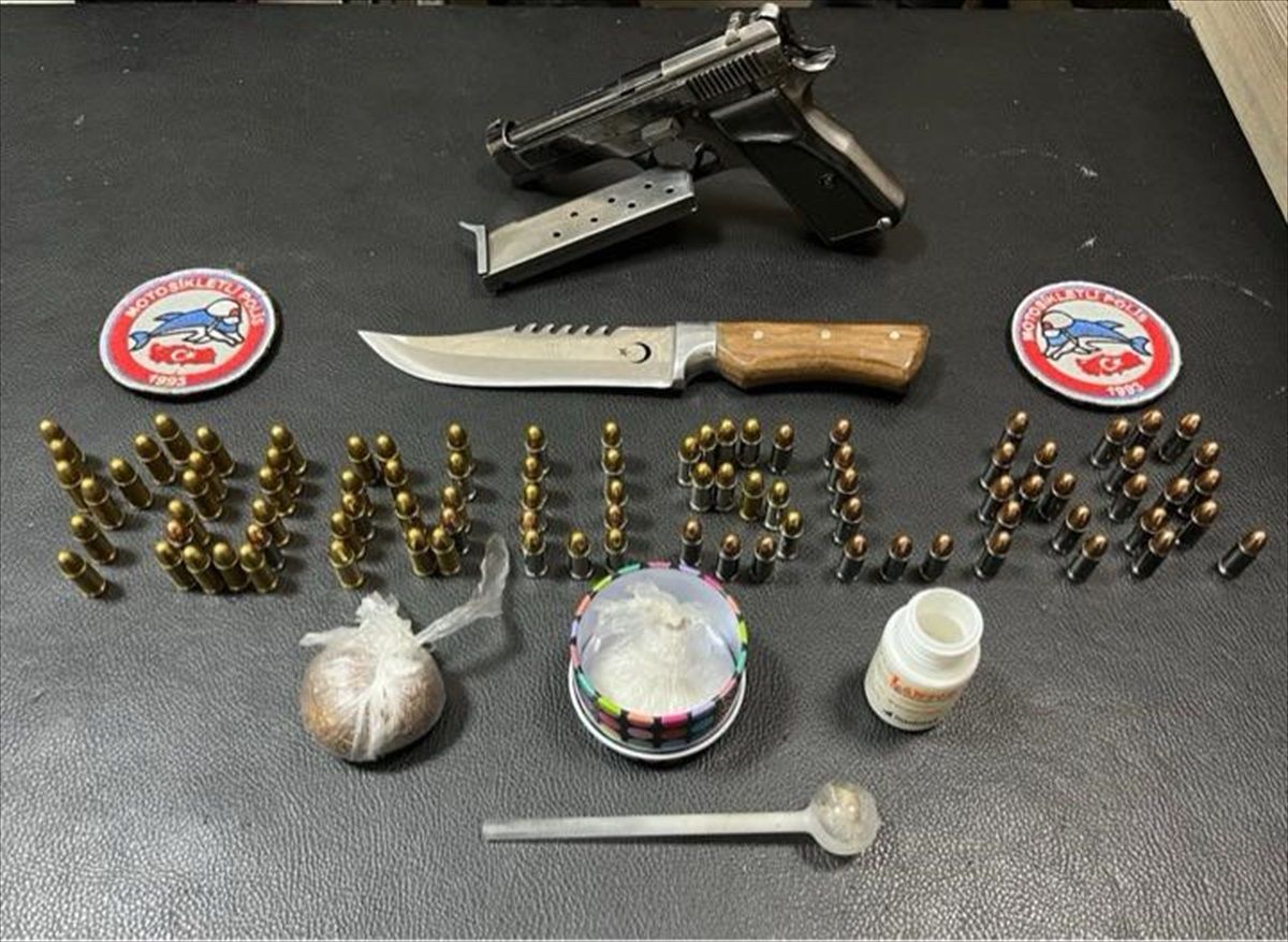 Kocaeli\'de Uyuşturucu ve Ruhsatsız Tabanca Ele Geçirildi