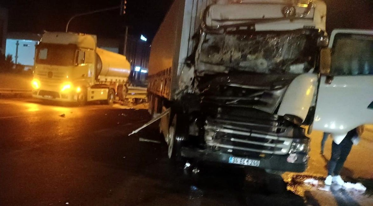 İnegöl\'de Tır Tankere Çarptı: 1 Yaralı