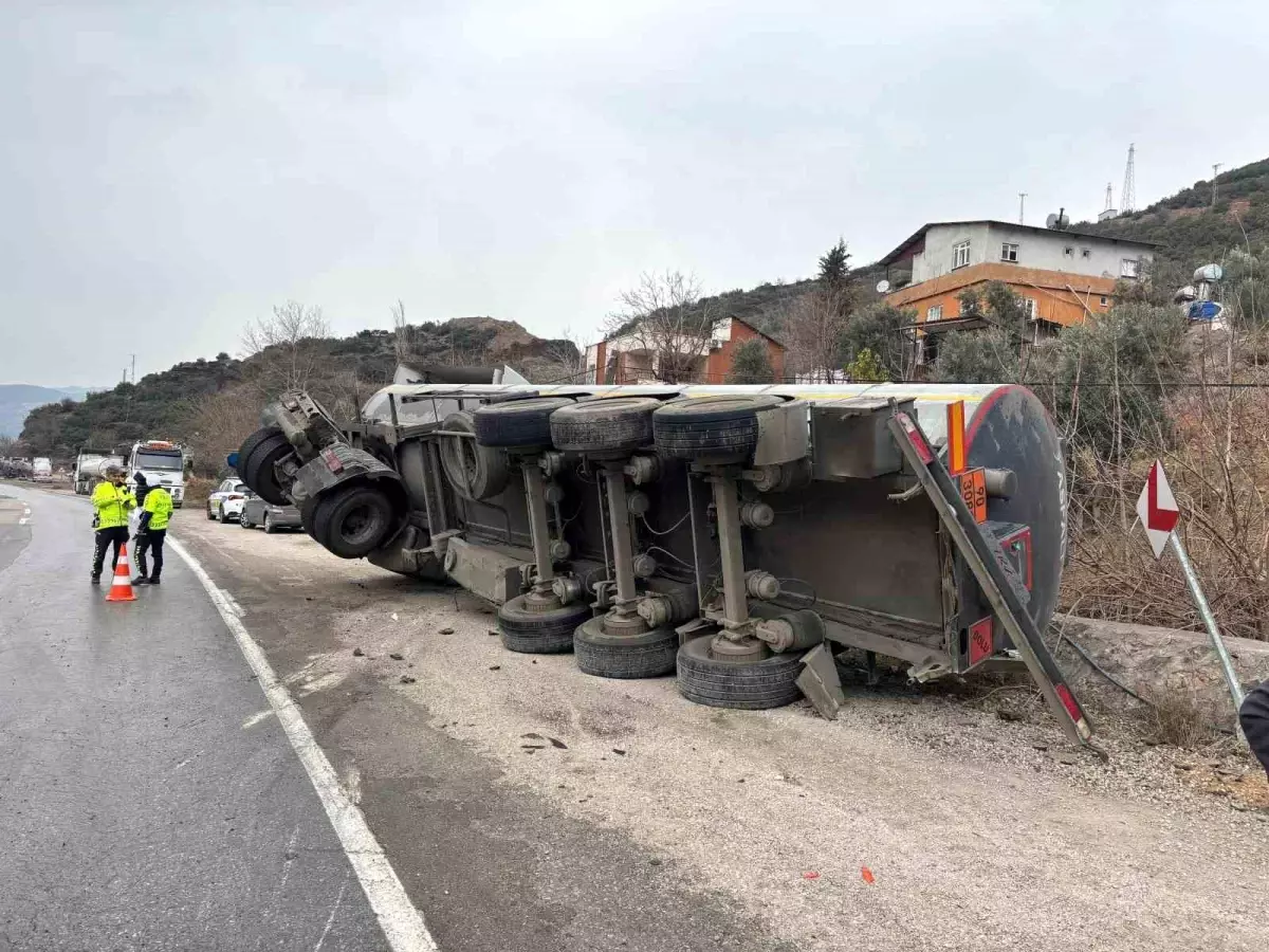 Osmaniye\'de Tanker Devrildi, Sürücü Yaralandı