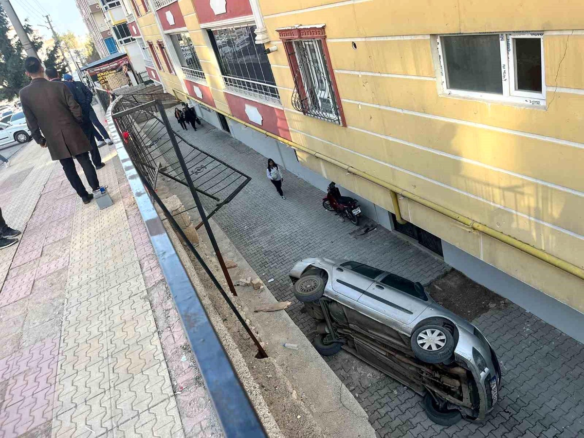 Otomobil Apartman Boşluğuna Düştü