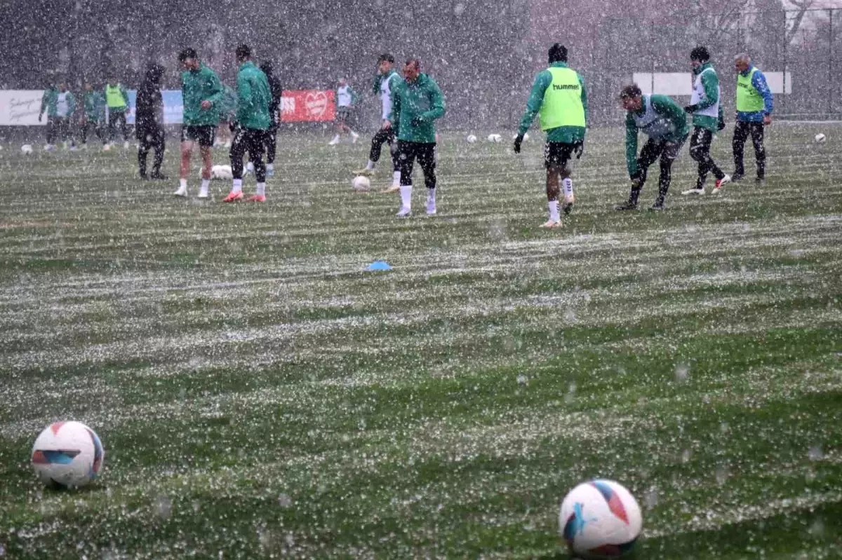 Sakaryaspor Kar Altında Çalıştı