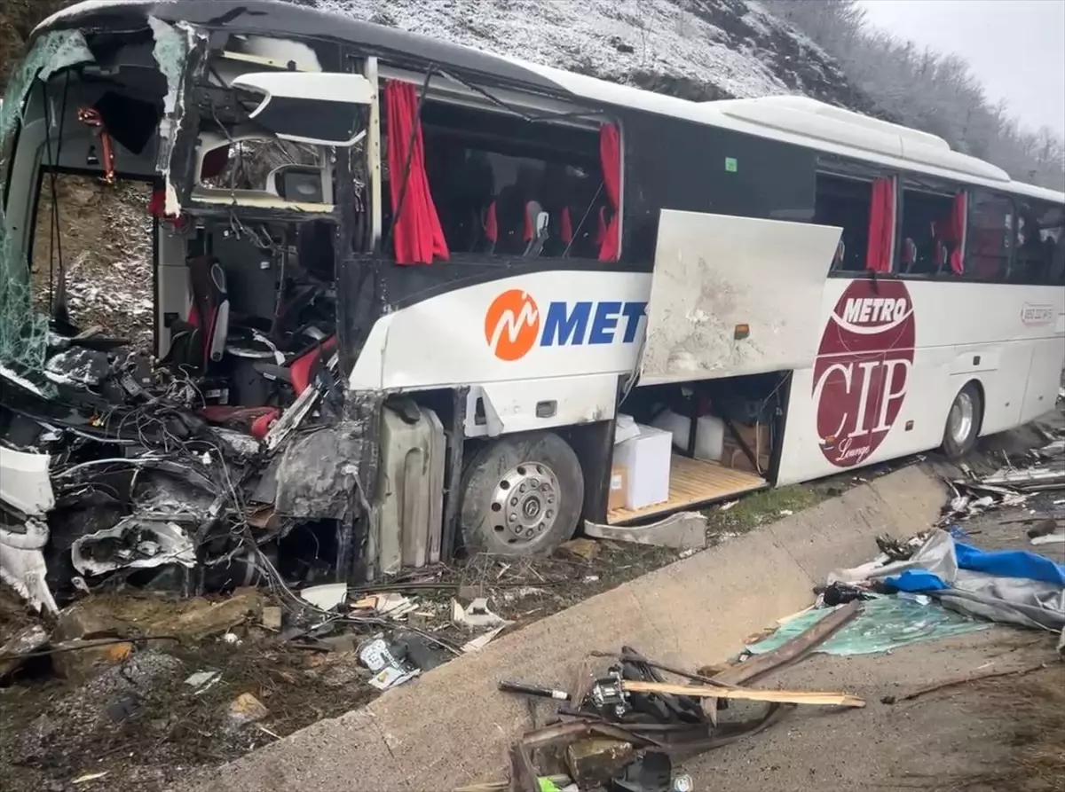 Otobüs Kamyona Çarptı: 1 Ölü, 16 Yaralı