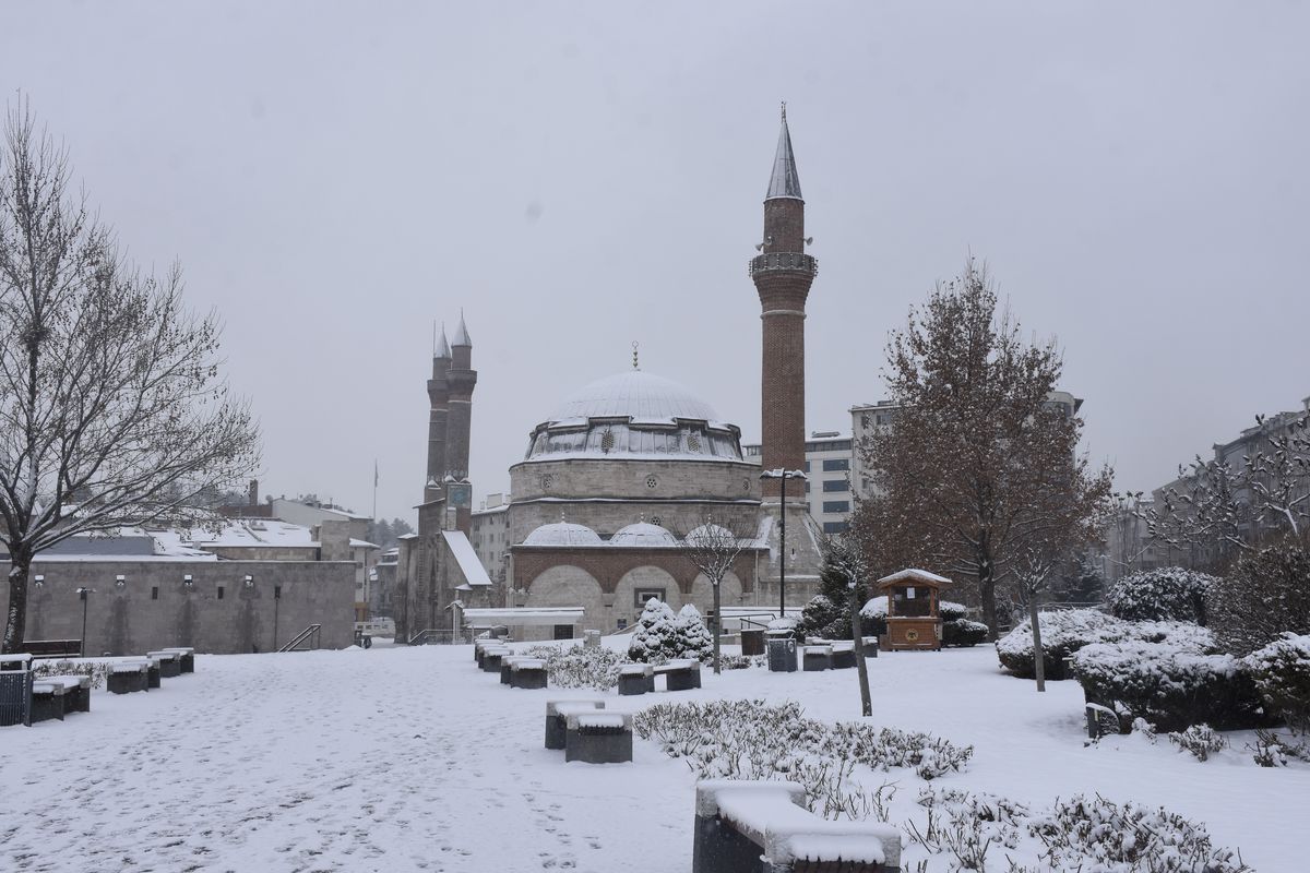 Sivas\'ta Kar Yağışı 230 Yerleşim Yerini Ulaşıma Kapadı
