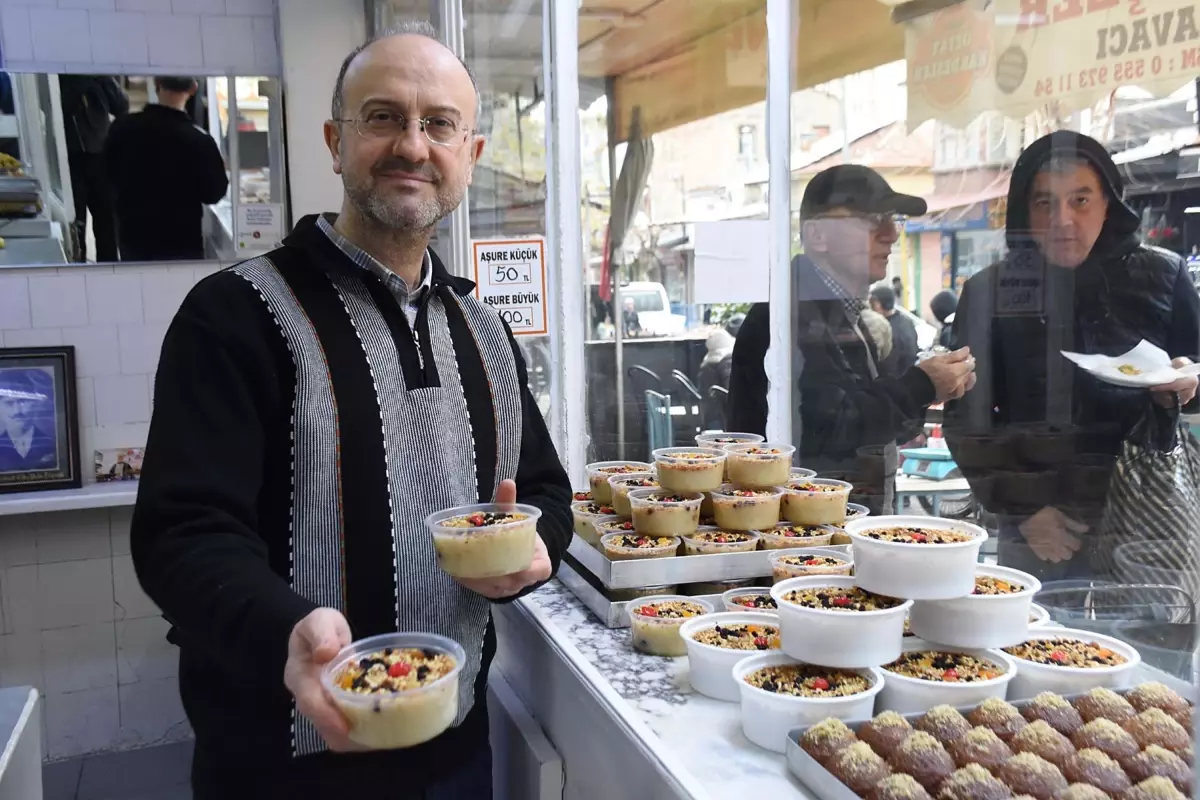 İzmir\'de 90 Yıllık Tatlı Dükkanında Dede Mesleği Yaşıyor