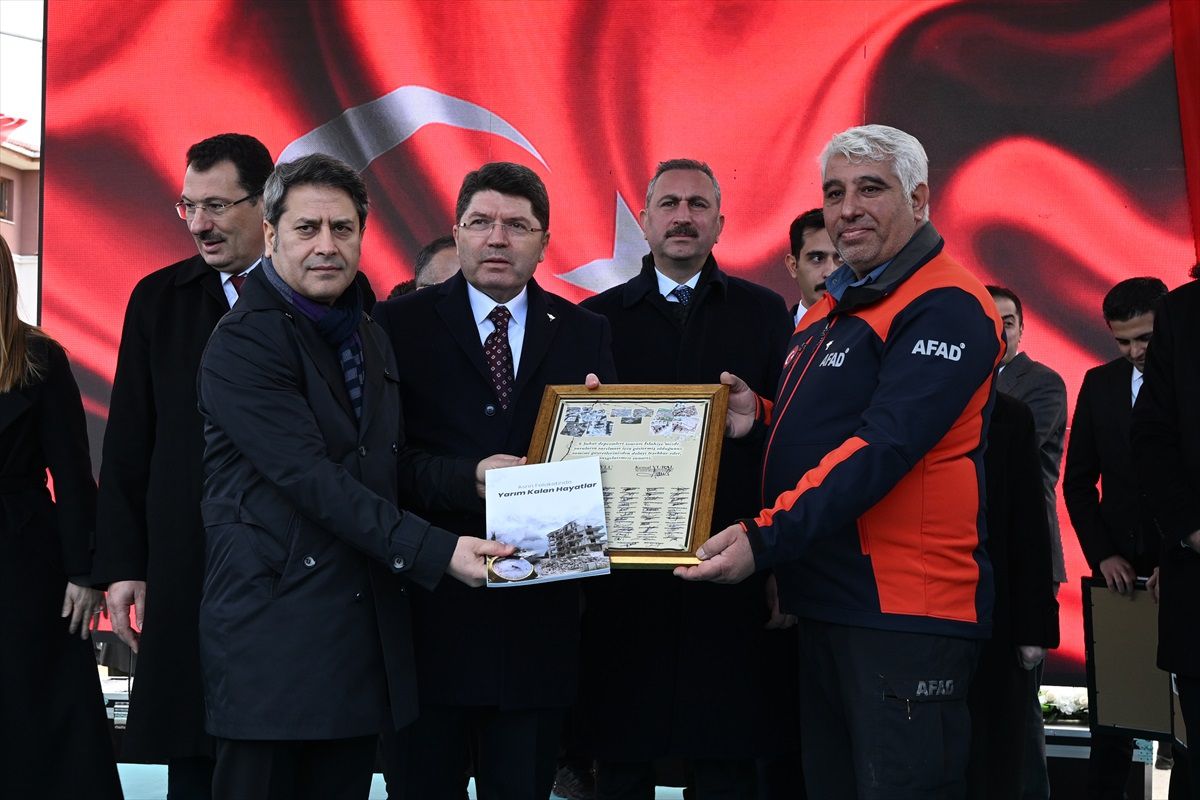 Bakan Tunç\'tan Deprem Bölgesi Açıklaması