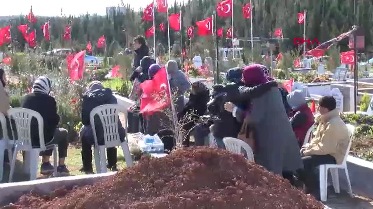 ADANA\'da Deprem Şehitliği\'nde duygusal anlar
