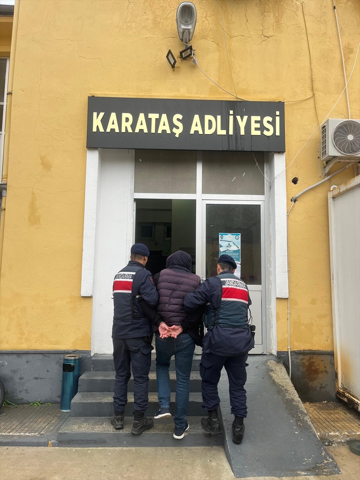 Adana\'da Firari Hükümlü ve Cinayet Şüphelisi Yakalandı