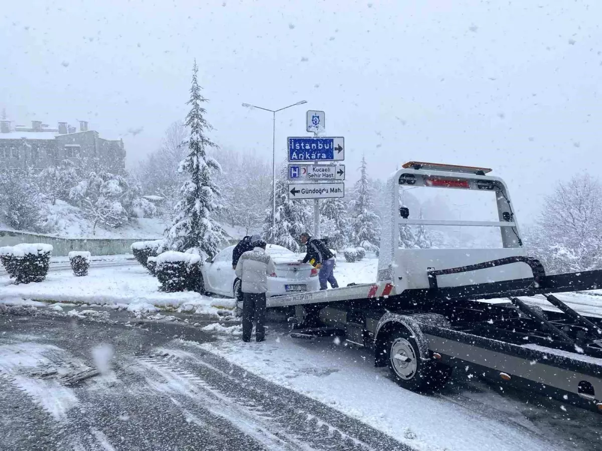 Kocaeli Yüksek Kesimlerinde Yoğun Kar Yağışı Sürücüleri Zorluyor