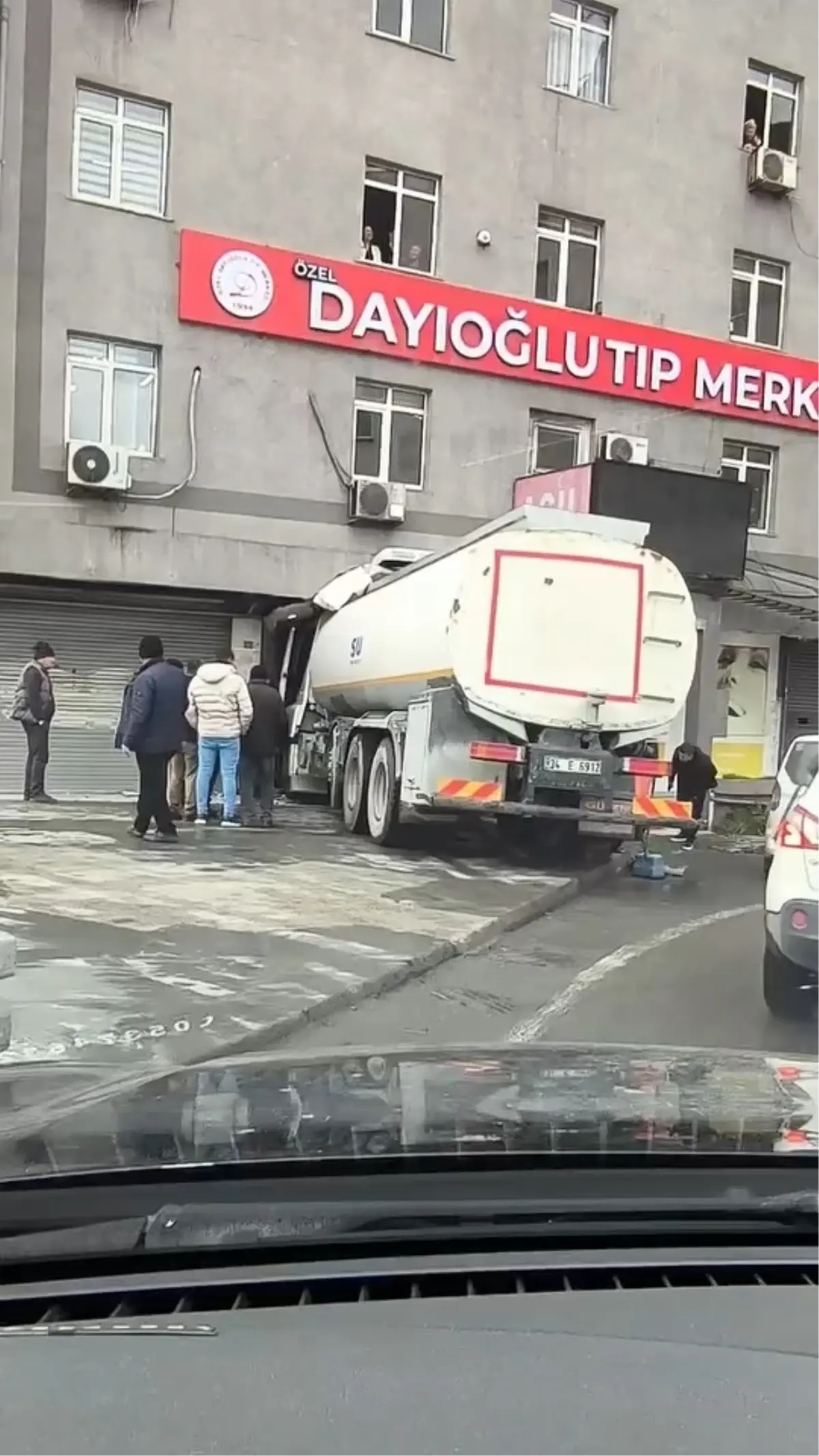 Başakşehir\'de su tankeri tıp merkezine girdi -1