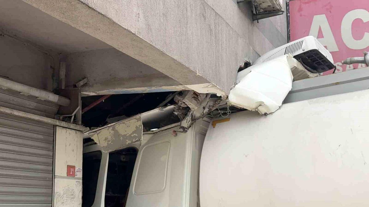 Başakşehir\'de Freni Boşalan Tanker Bina ile Çarpıştı