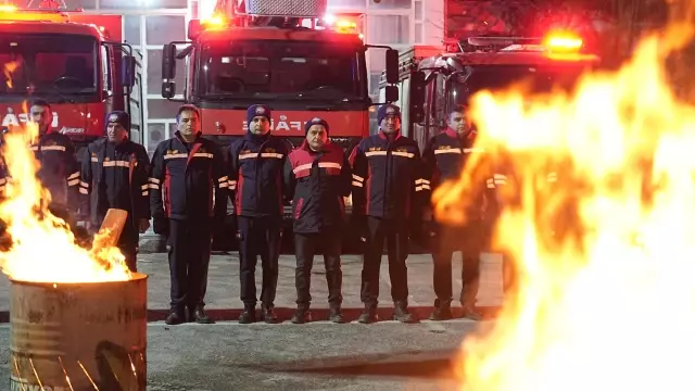 Bin 400 kişiye mezar olan depremin 'kara' simgesi Ebrar Sitesi'nde yürek burkan anma