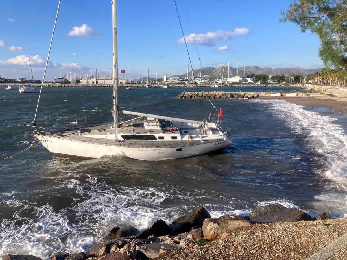 Bodrum\'da Fırtına: Yelkenli Karaya Sürüklendi