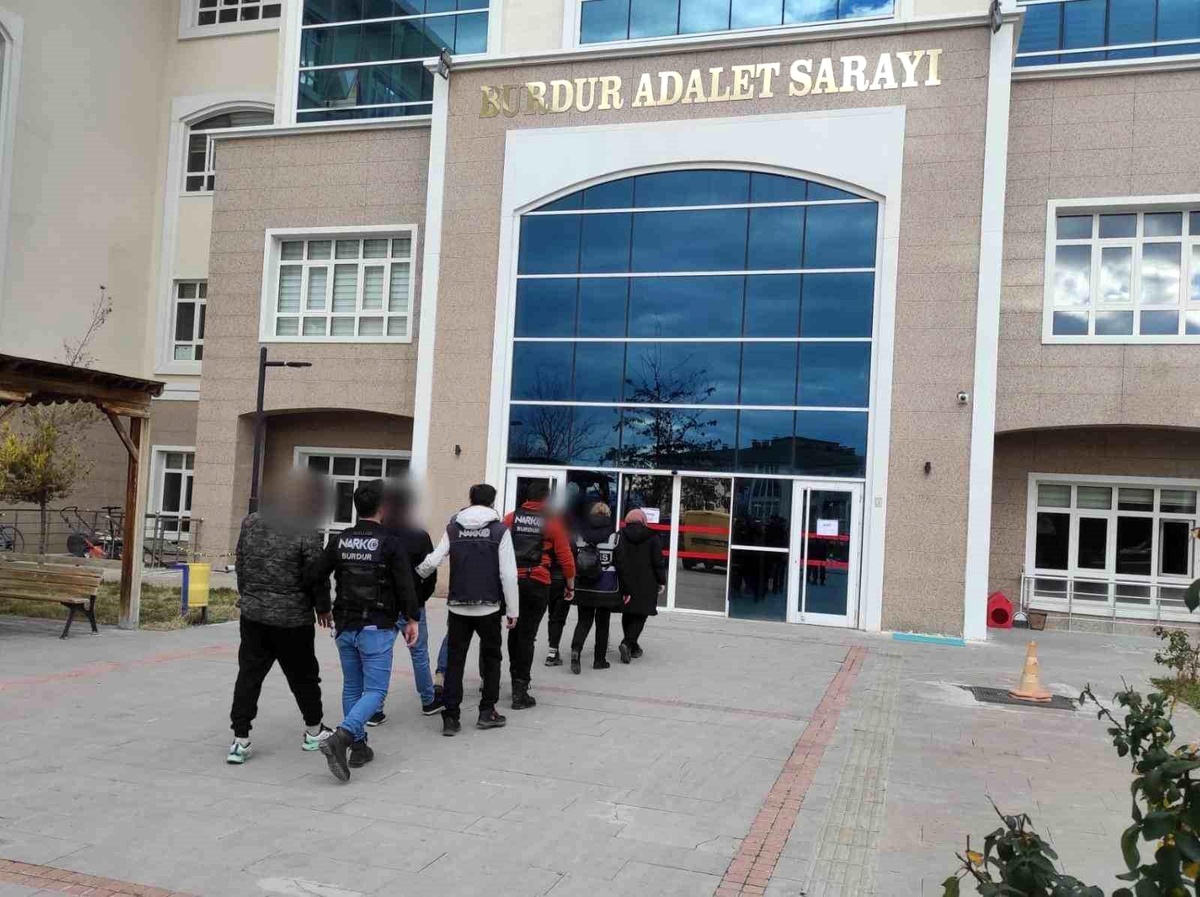 Burdur\'da Uyuşturucu Operasyonu: 8 Tutuklama