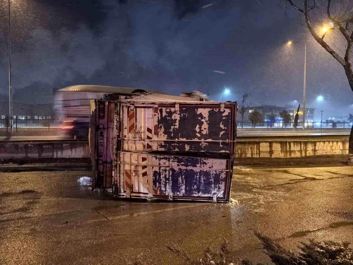 İnegöl\'de İçecek Yüklü Kamyon Devrildi