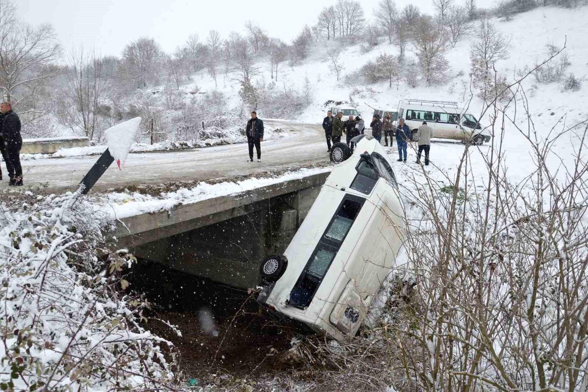 Cenaze Yolunda Feci Kaza: 15 Yaralı