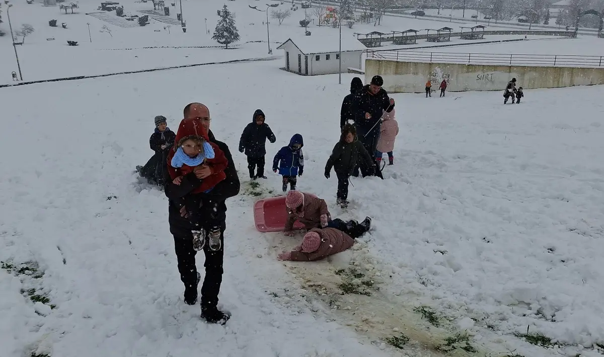 Düzce\'de Kar Yağışı Eğitime Ara Verdi, Çocuklar Eğlencenin Tadını Çıkardı