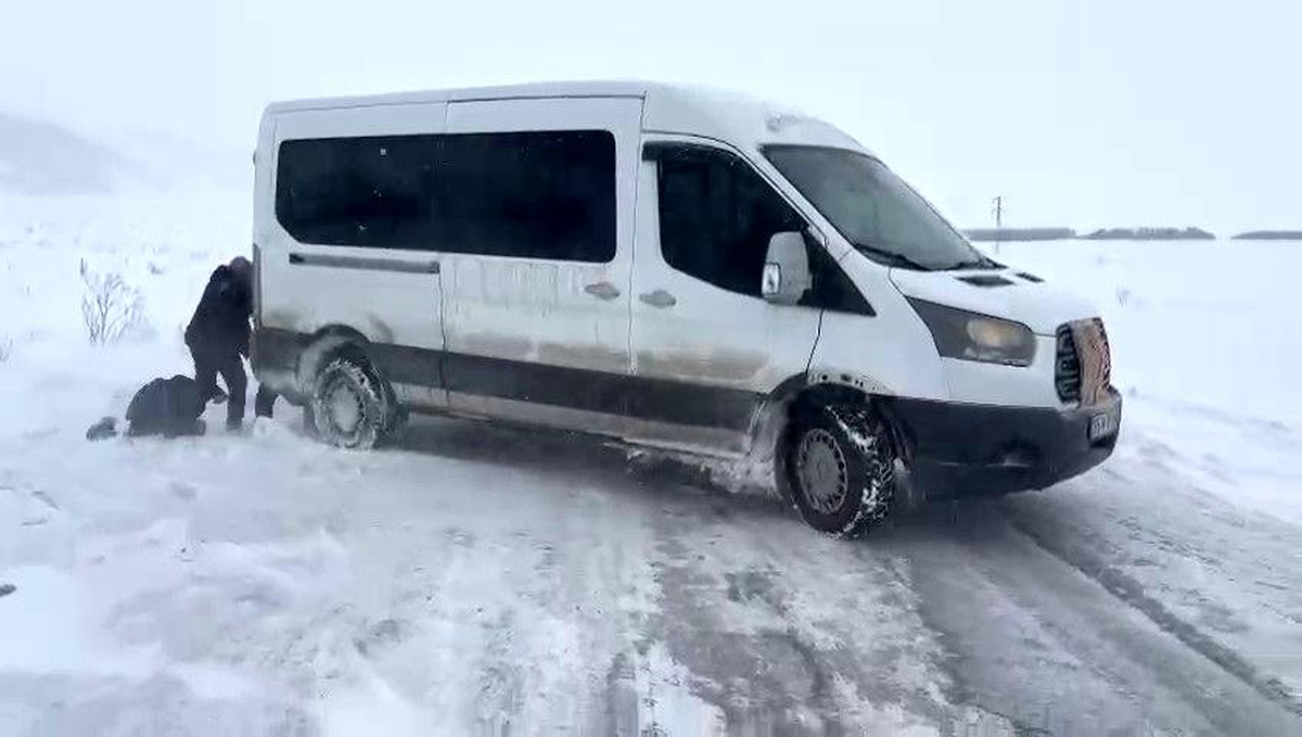 Ardahan\'da Öğrenci Servisi Mahsur Kaldı