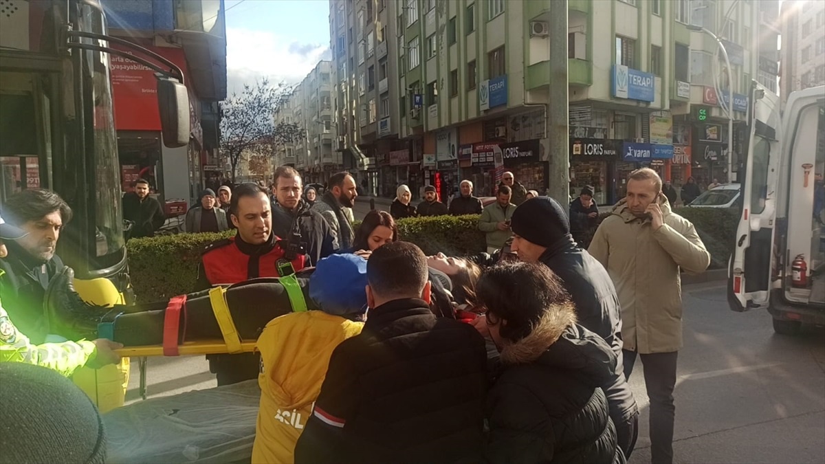 Çorum\'da Otobüs Kazası: Genç Kadın Yaralandı