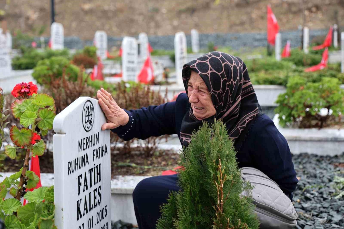 Depremde gelini ve 3 torununu kaybeden Atrak Kaleş: "1 yıllık bina 3 saniyede çöker mi?"