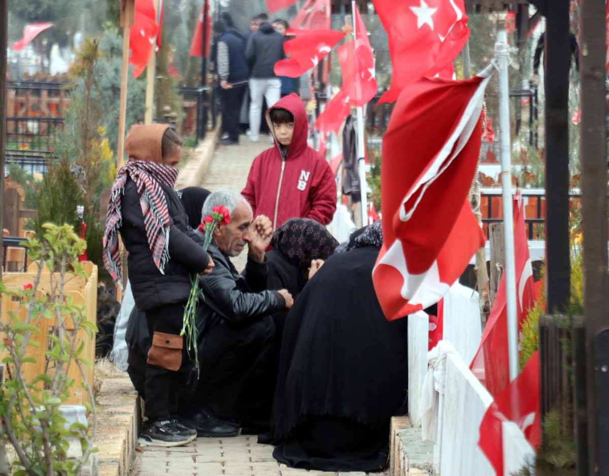 Adıyaman\'da Depremzedeler, Yitirdikleri Yakınlarını Unutmadı