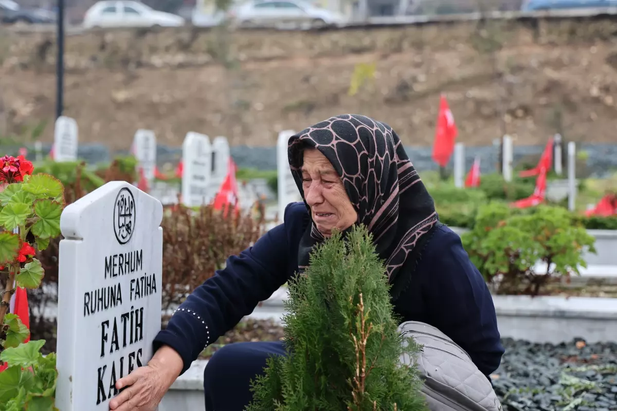 Hatay\'da Depremin 2. Yıl Dönümünde Mezarlıklara Ziyaretler