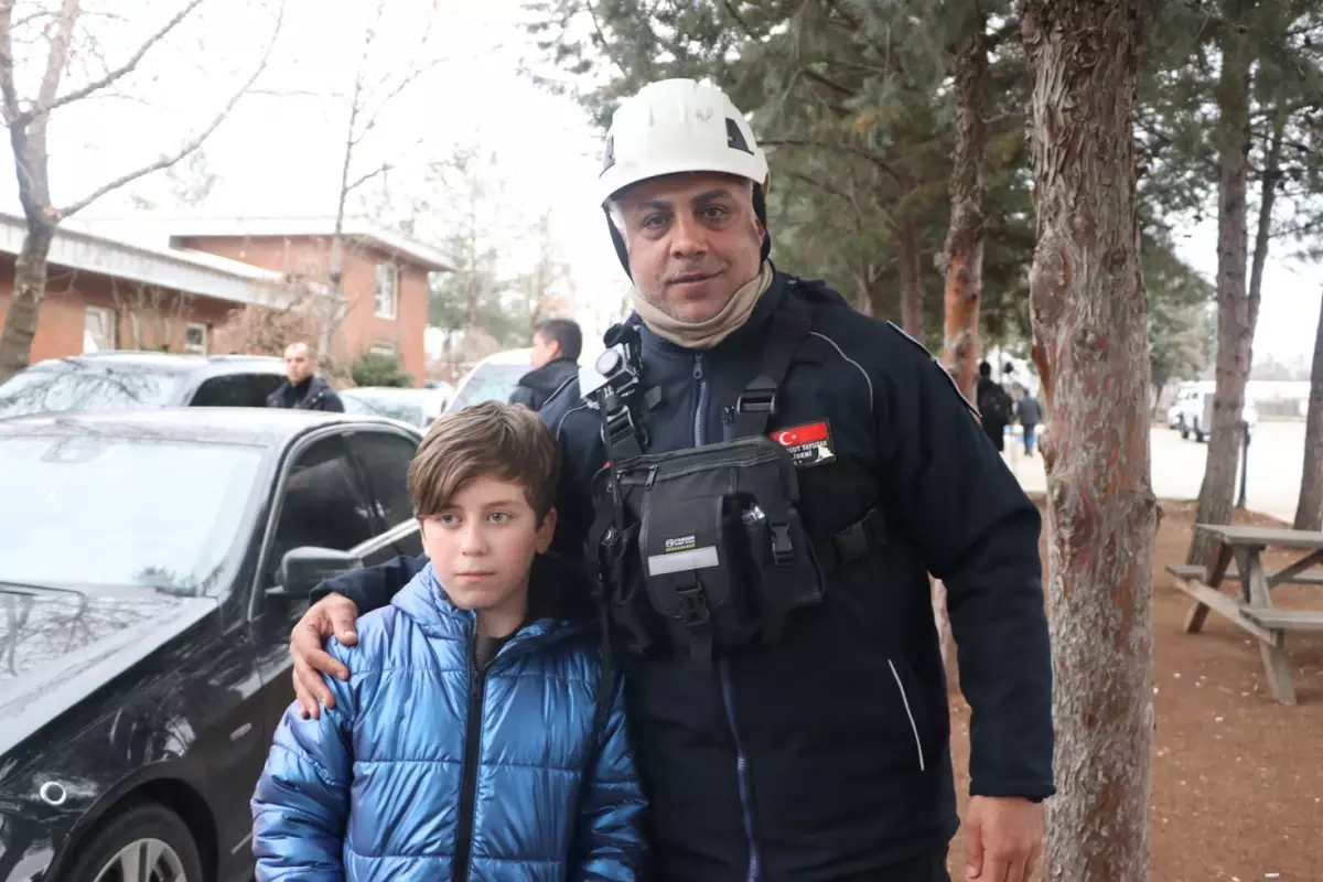 Depremin 81\'nci saatinde kurtarılan 8 yaşındaki Beşir: Sanki üstümde battaniye sarılı gibiydi