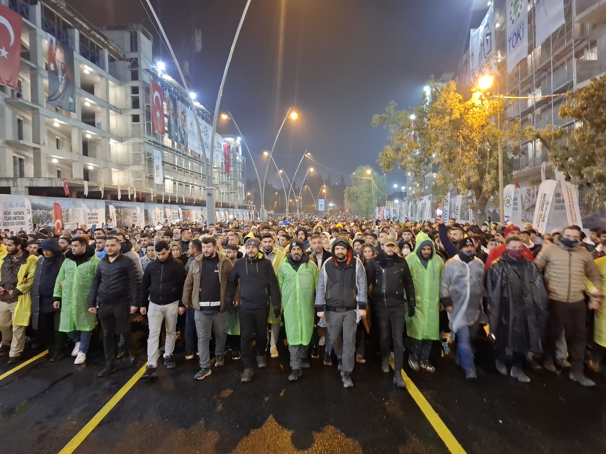 Hatay\'da Depremin 2. Yıldönümünde Sessiz Yürüyüş Düzenlendi