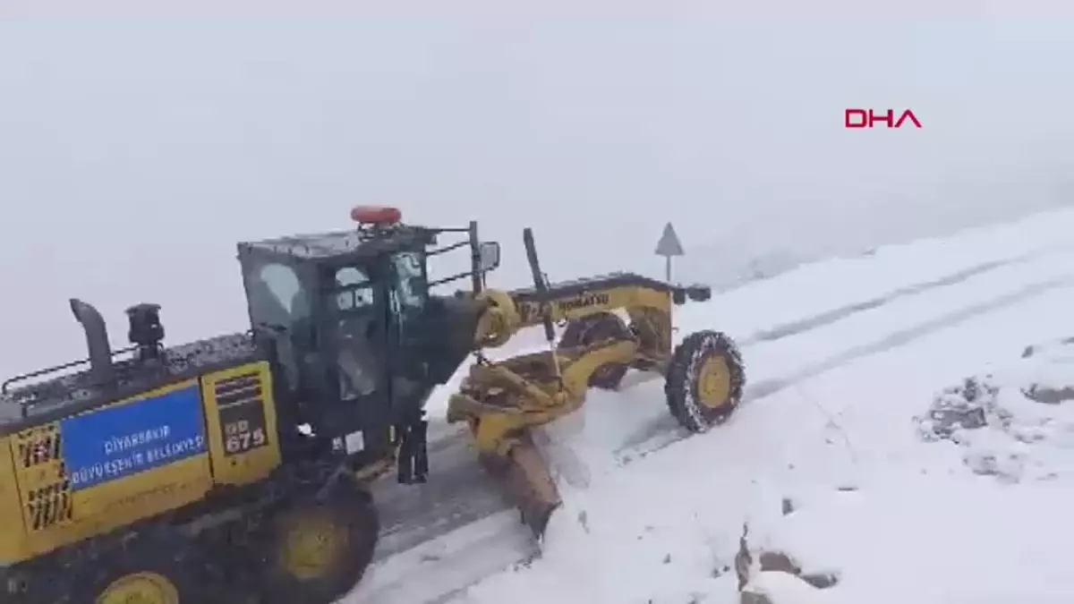 Diyarbakır\'da Kardan Kapanan Mahallelerin Yolu Açıldı