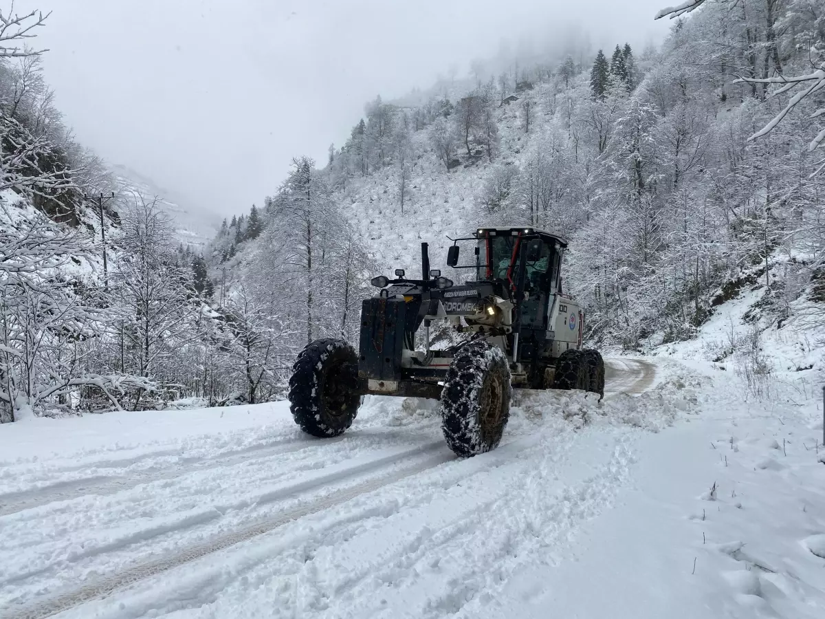 Doğu Karadeniz\'de Kar Yağışı 675 Yolu Ulaşıma Kapatı