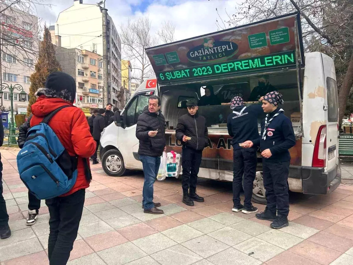 Eskişehir\'de Depremzedelere Lokma Dağıtımı