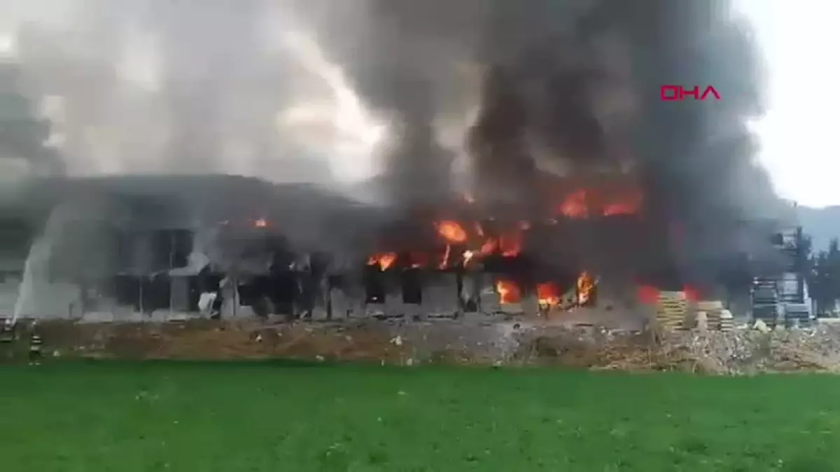 Hatay\'da Okul İnşaatındaki Konteynerlerde Yangın