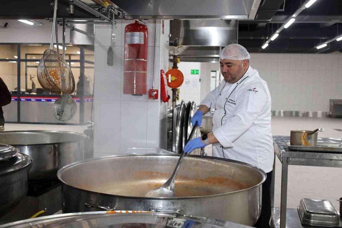 Kocaeli\'de Türkiye\'nin En Büyük Afet Mutfağı Hizmet Vermeye Başladı