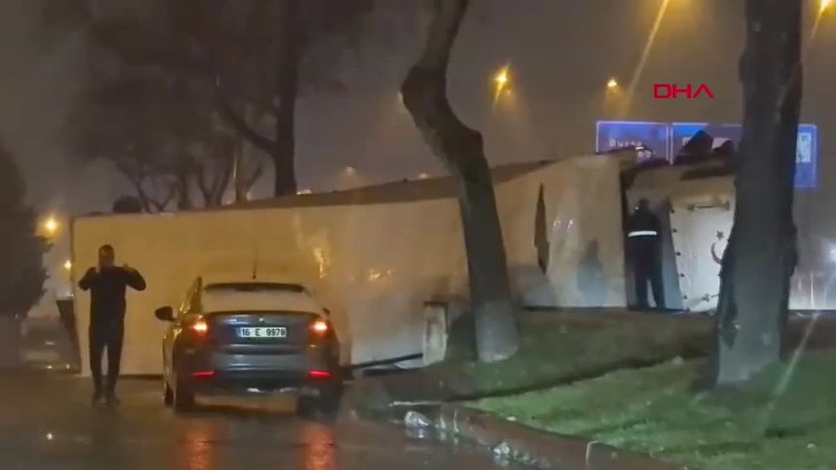İnegöl\'de İçecek Yüklü Kamyon Devrildi
