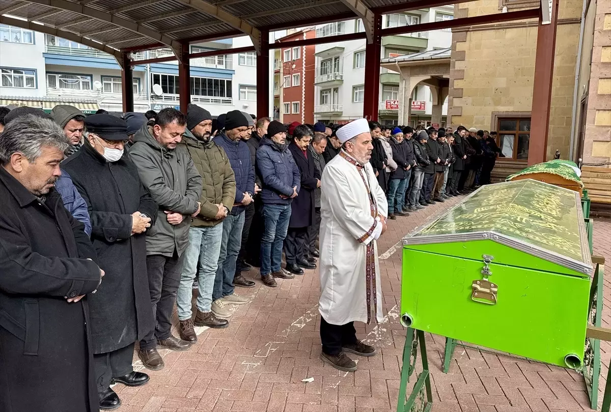 Kaçak Geçişte Ölen İşçi Defnedildi