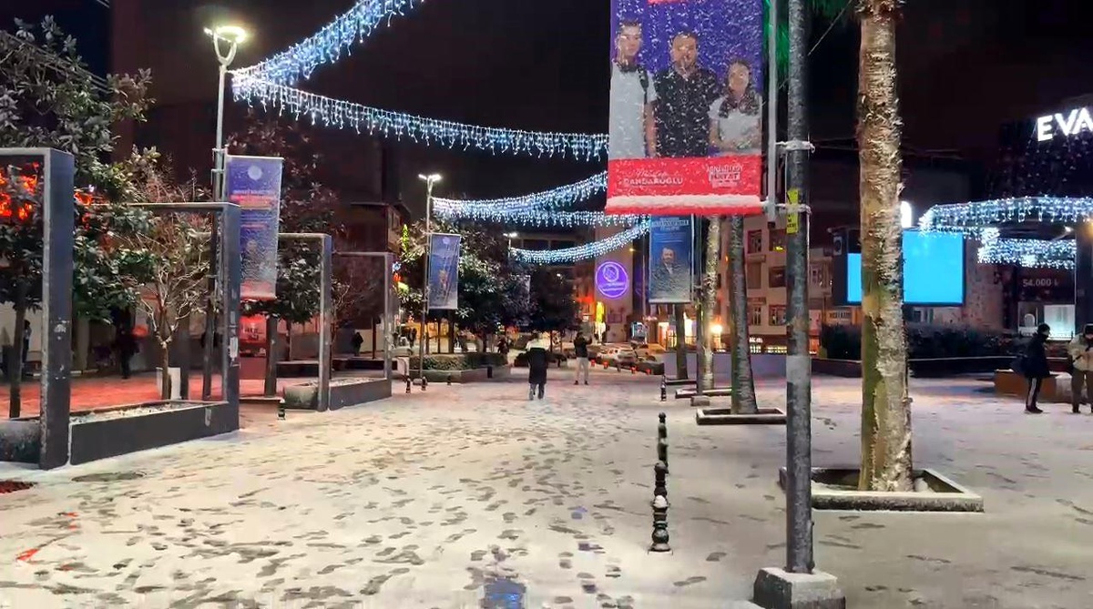 İstanbul\'da Kar Yağışı Aralıklarla Devam Ediyor