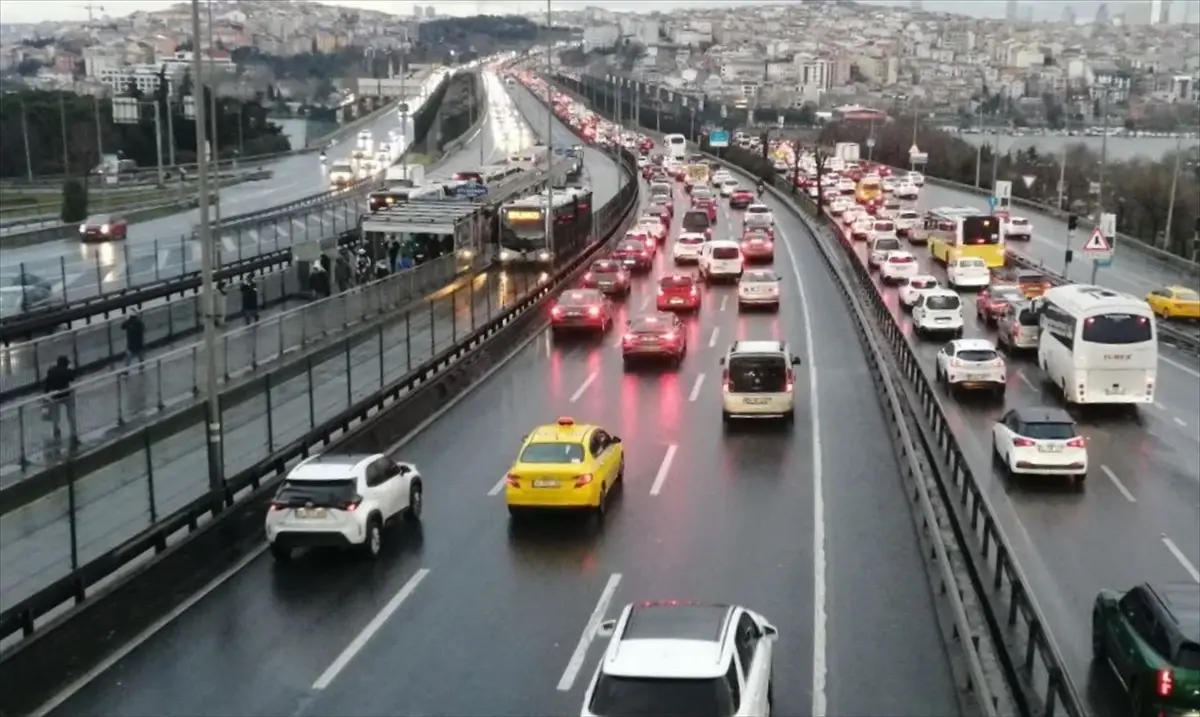 İstanbul\'da sabah saatlerinde trafik yoğunluğu yaşanıyor