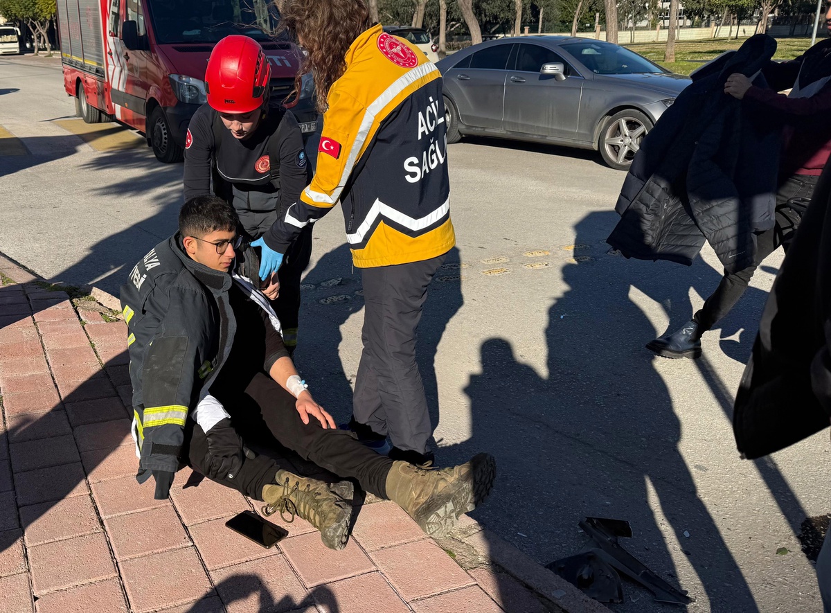Antalya\'da Kaza: Motosiklet Sürücüsüne İtfaiye Görevlisinden Yardım