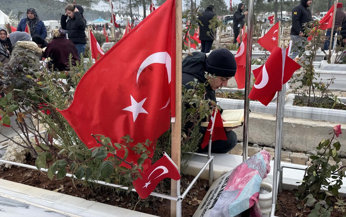 Depremde Kaybedilenler Mezarlıkta Anıldı